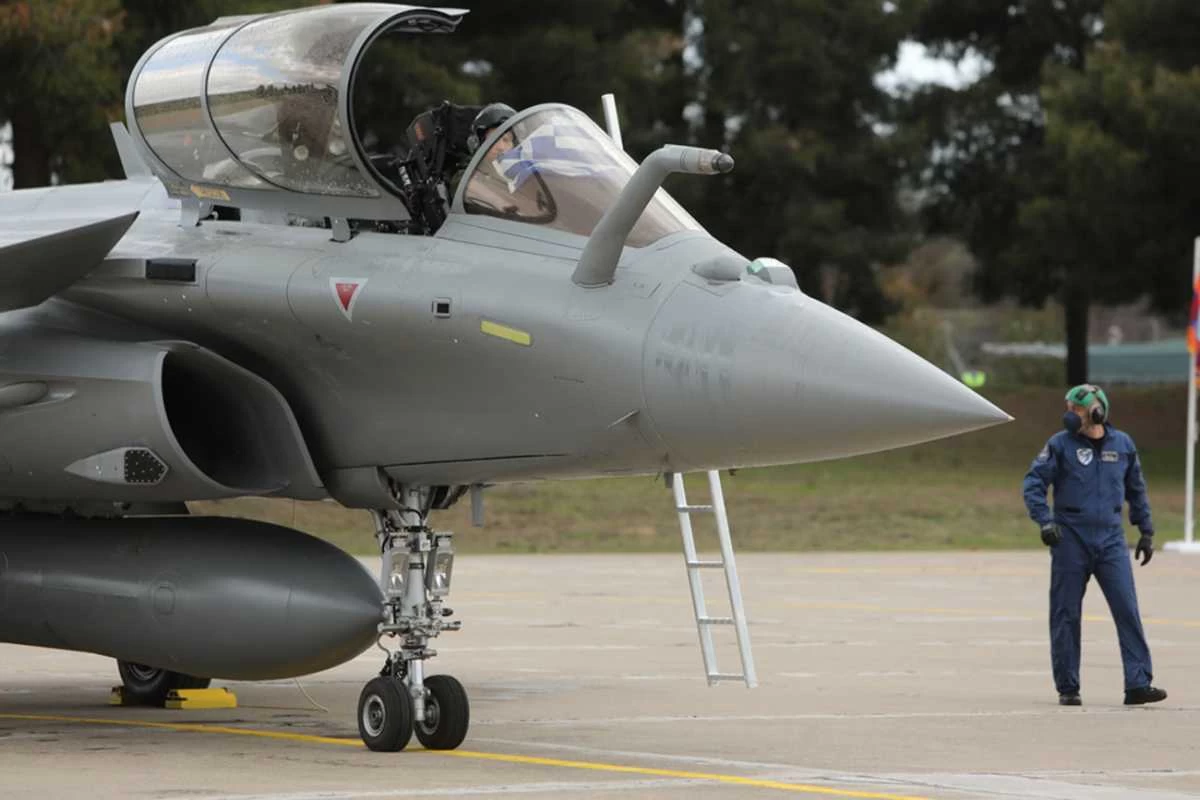 Τα 6 ελληνικά Rafale «έσκισαν» τον ουρανό της Αττικής – Το μήνυμα του πιλότου